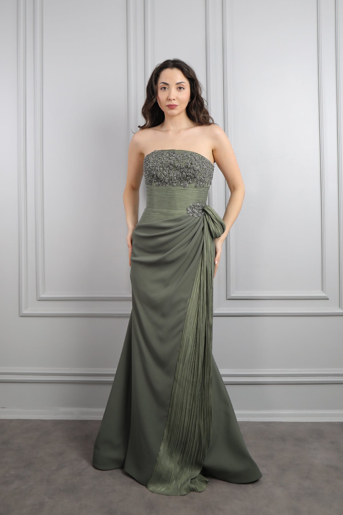 فستان سهرة سترابلس مطرز بالخرز وتفصيل ذيل من الخصر -زيتي