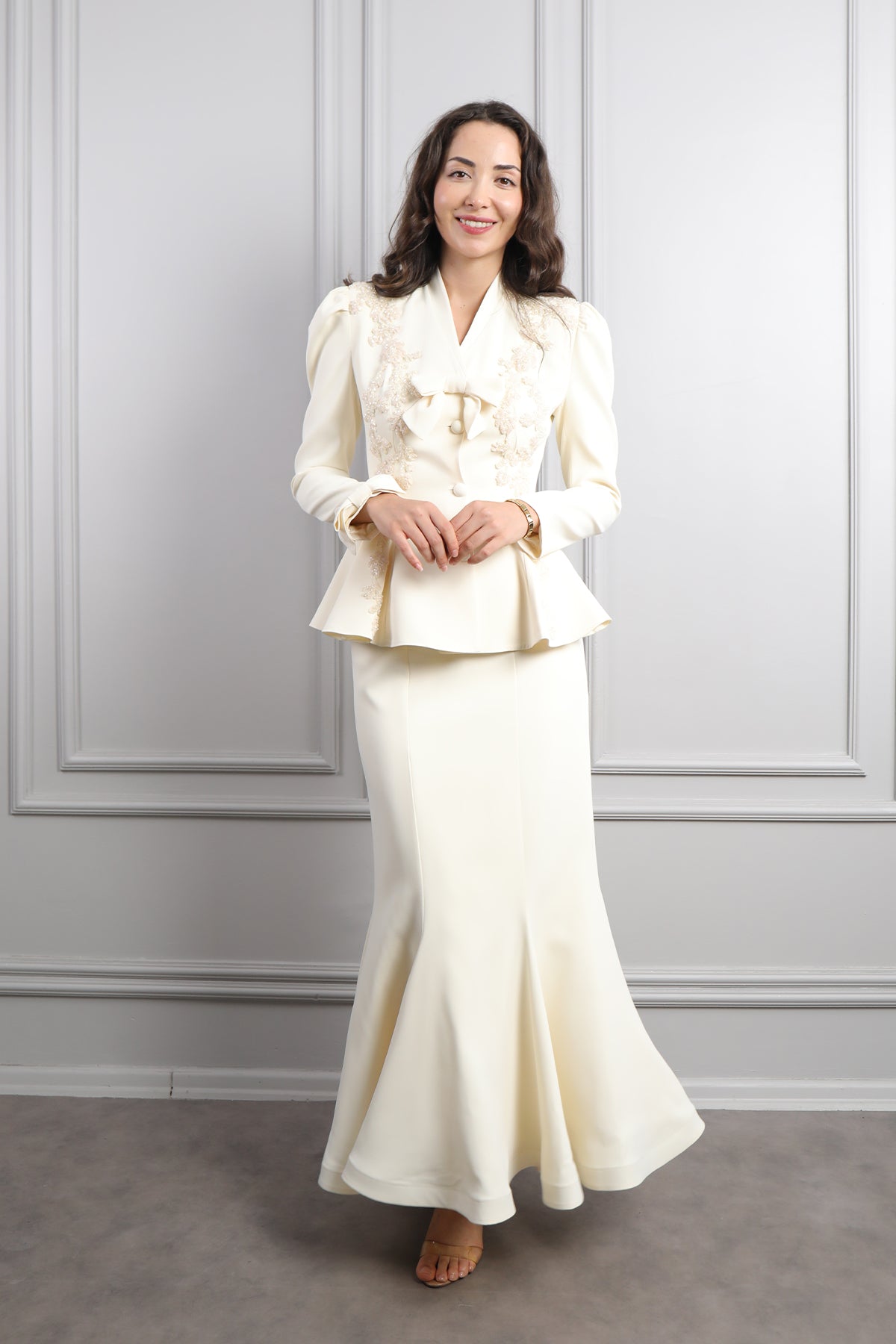 طقم تنورة وجاكيت بزينة فيونكة وتطريزات خرزية -سكري