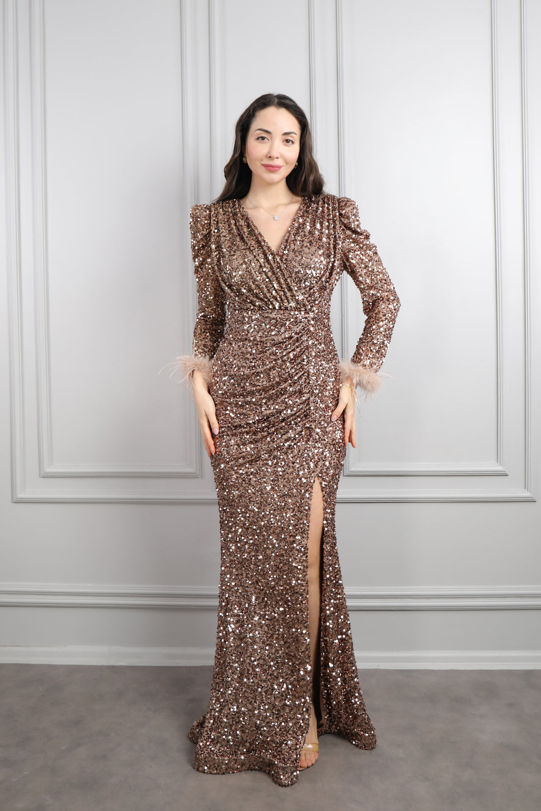 فستان سهرة مطرز بالكامل بالترتر بتفاصيل ريش عالاكمام مقاس كبير -برونزي