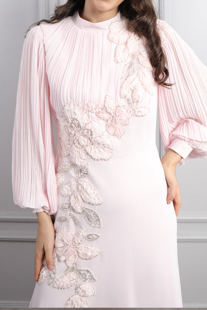 فستان خناقي باكمام واسعة مزين بالخرز والورود -بمبي