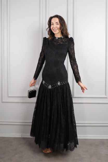 فستان دانتيل خناقي مزين بتفاصيل كريستالية -اسود