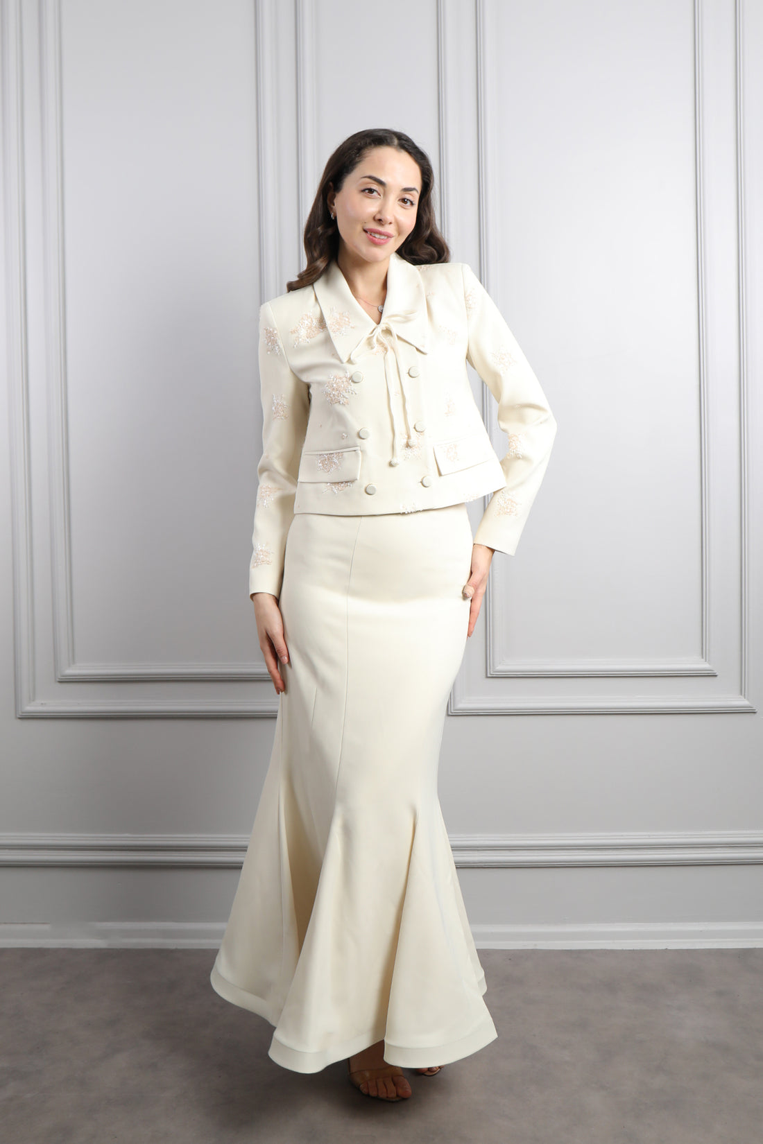 طقم تنورة وجاكيت بتطريزات خرزية وزينة ازرار -سكري