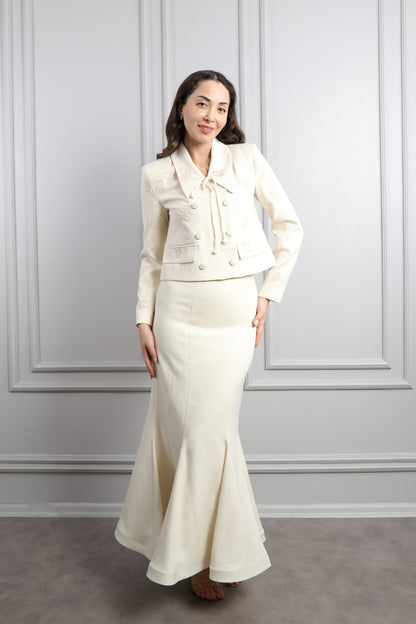 طقم تنورة وجاكيت بتطريزات خرزية وزينة ازرار -سكري