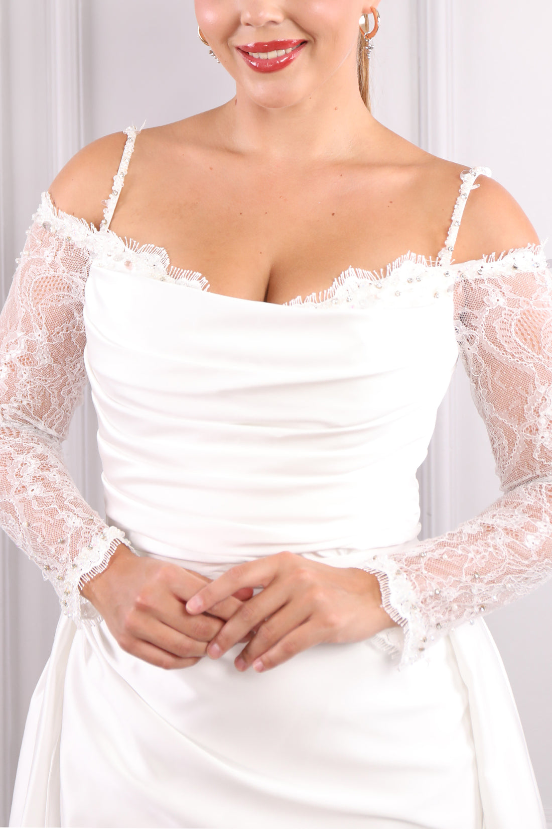 فستان سهرة ساتان بحمالات رفيعة واكمام شفافة مع تفصيل ذيل عند الخصر -ابيض