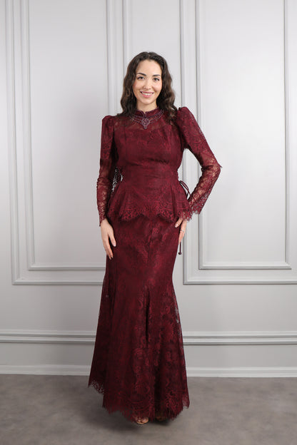 طقم دانتيل خناقي بتطريزات خرزية واكمام شفافة -عودي