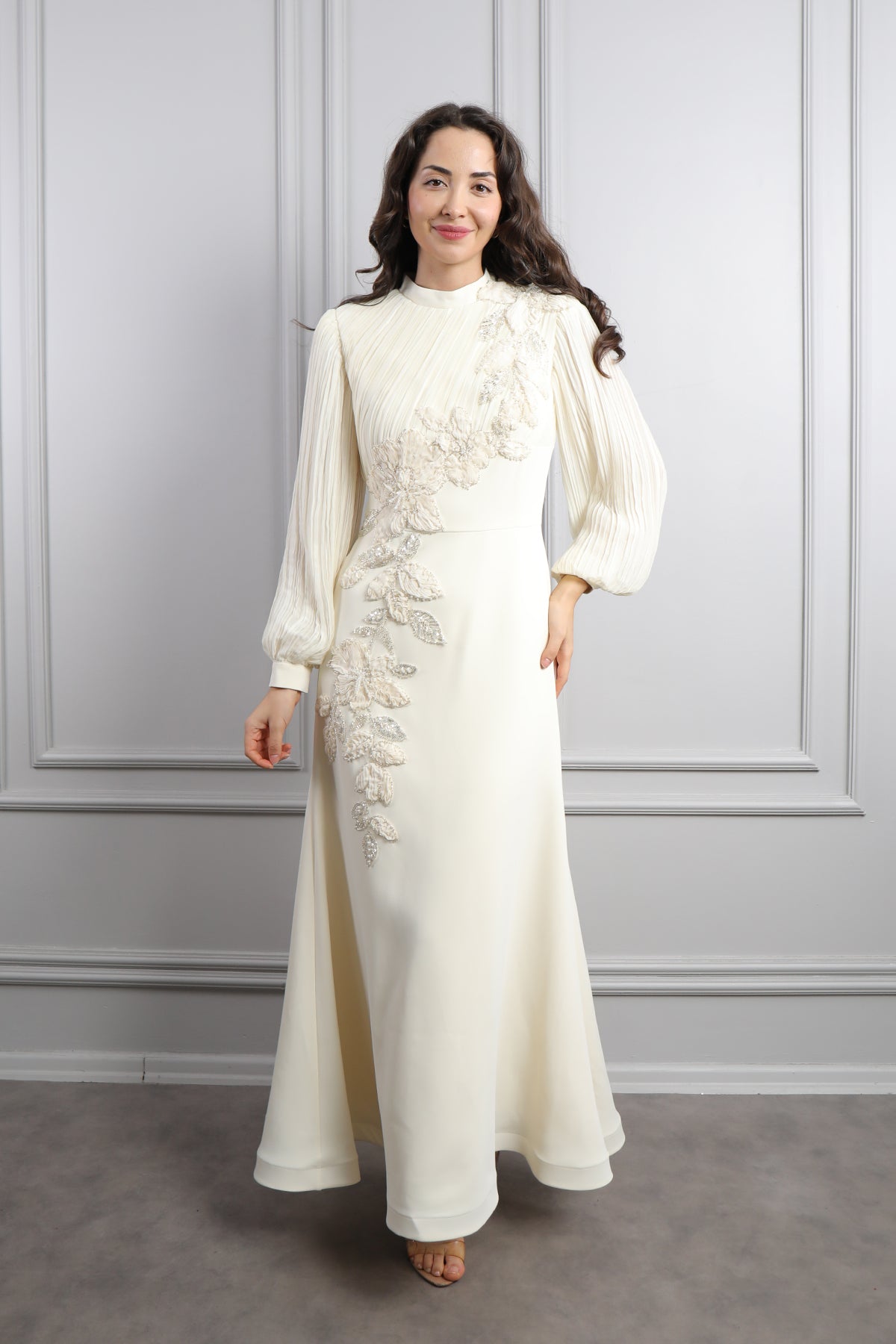 فستان خناقي باكمام واسعة مزين بالخرز والورود -سكري