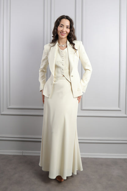 طقم ثلاثي بتنورة وجاكيت بتطريزات خرزية وتفاصيل ربط في الخلف -بيج