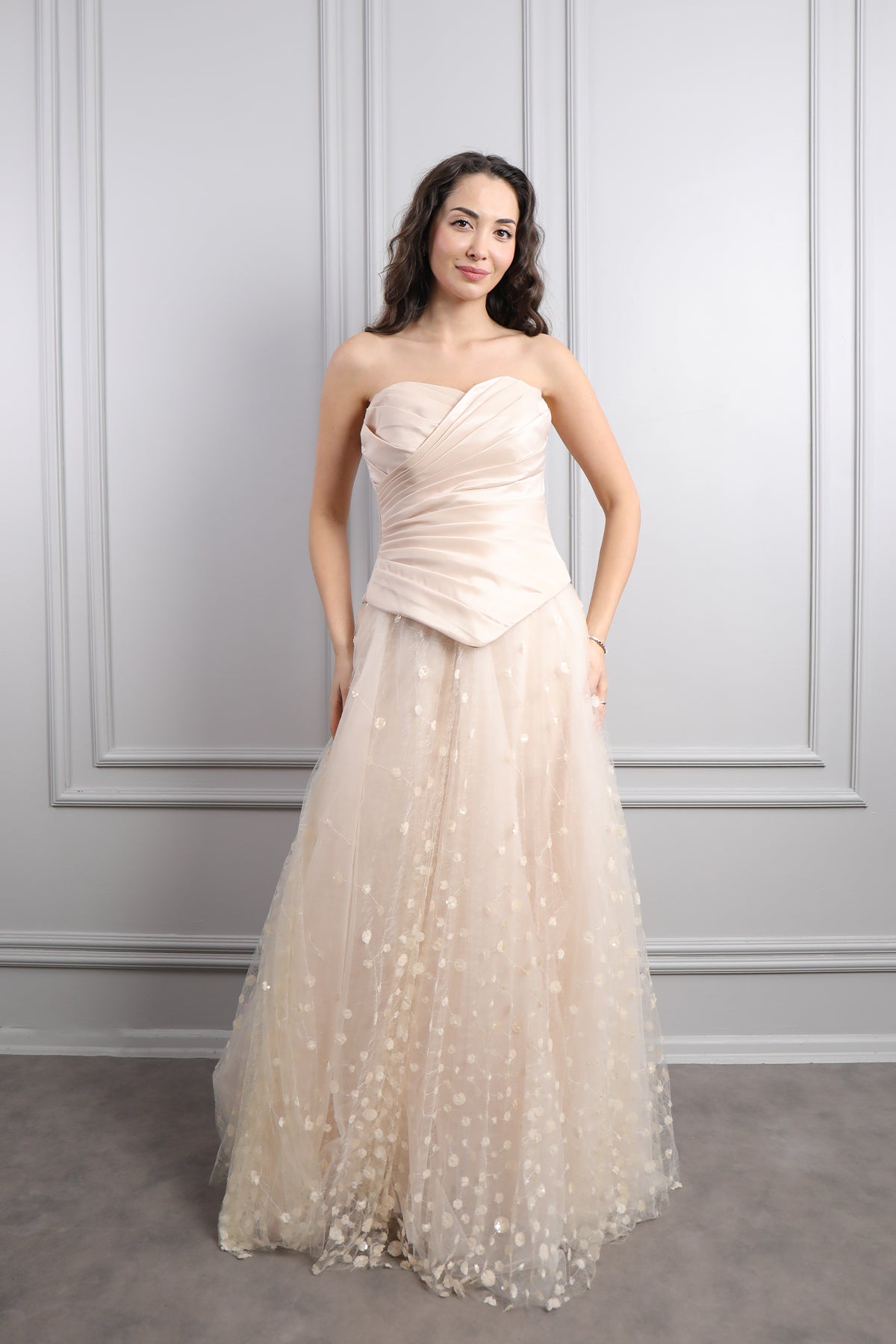 فستان سهرة سترابلس بتنورة تول وشال طويل -بيج