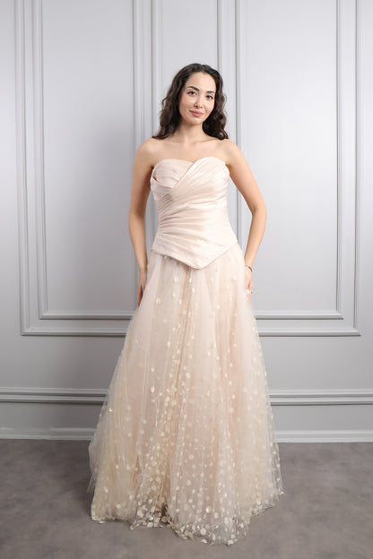 فستان سهرة سترابلس بتنورة تول وشال طويل -بيج