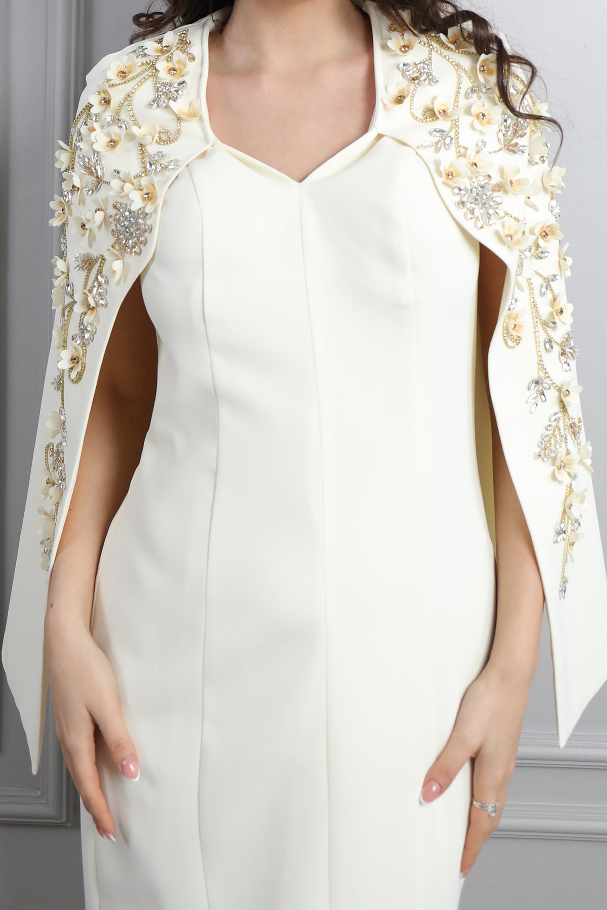 فستان سهرة بتفصيل كايب عالكتف بتطريزات كريستالية مقاس كبير -سكري