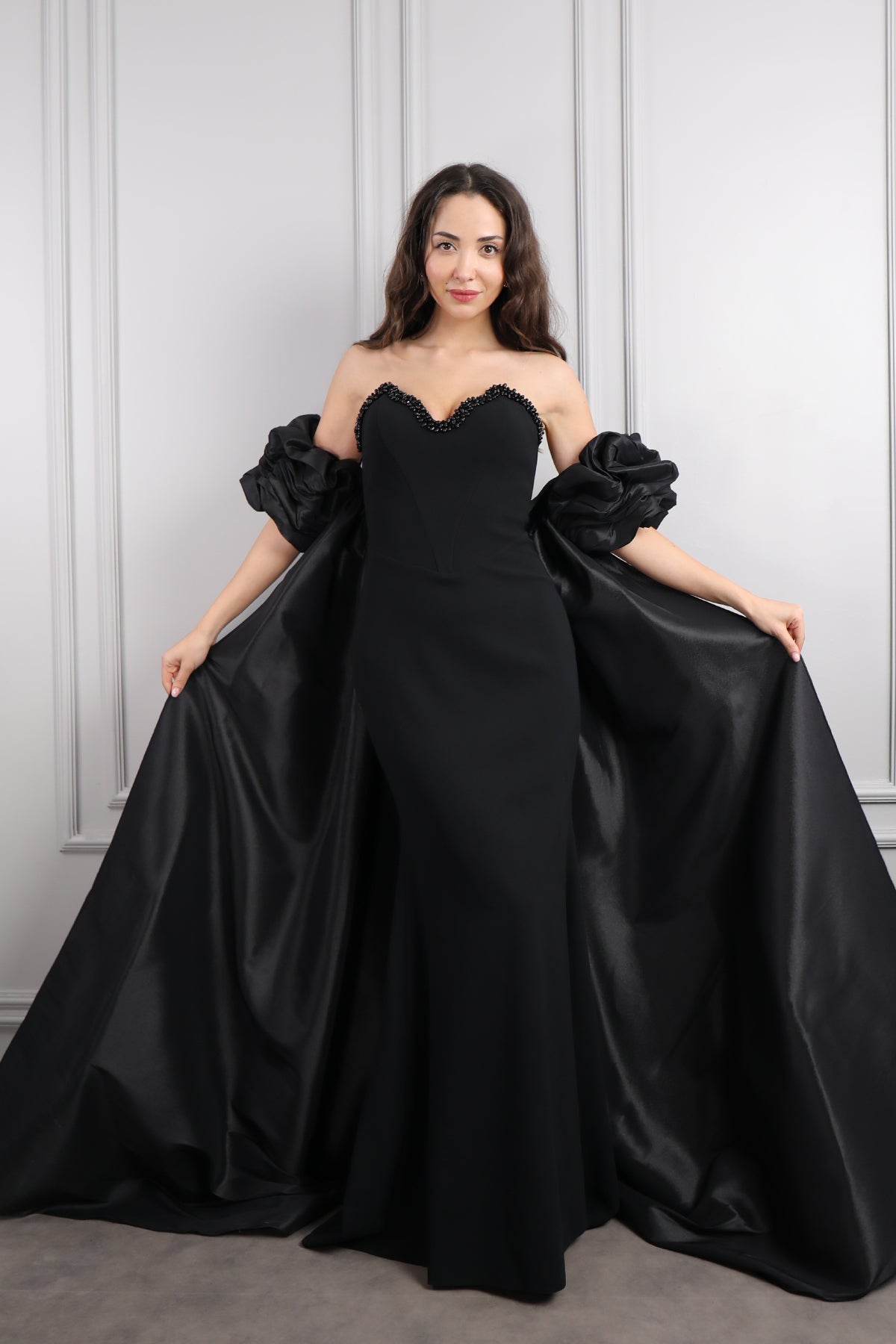 فستانى سهرة سترابلس بتطريزات خرزية وذيل طويل -اسود