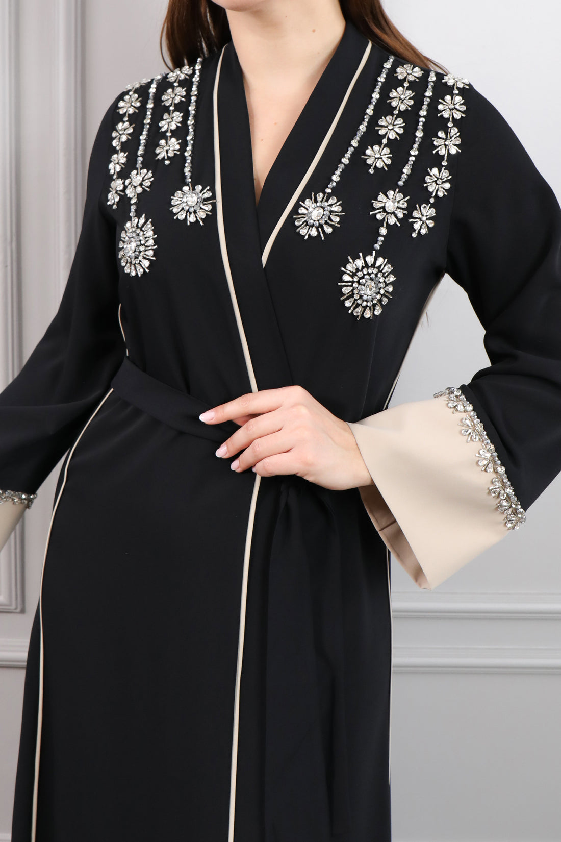 عباية مزين بالكريستالات مع حزام عالخصر -اسود