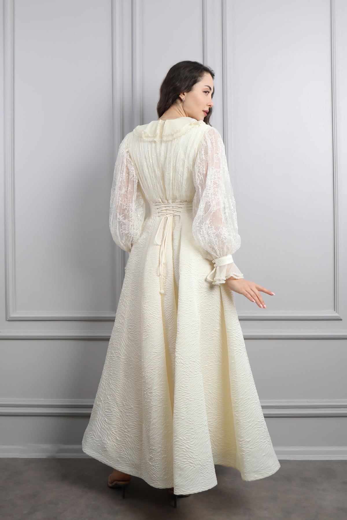 فستان بتفاصيل دانتيل وياقة اطفال بتطريزات خرزية -سكري