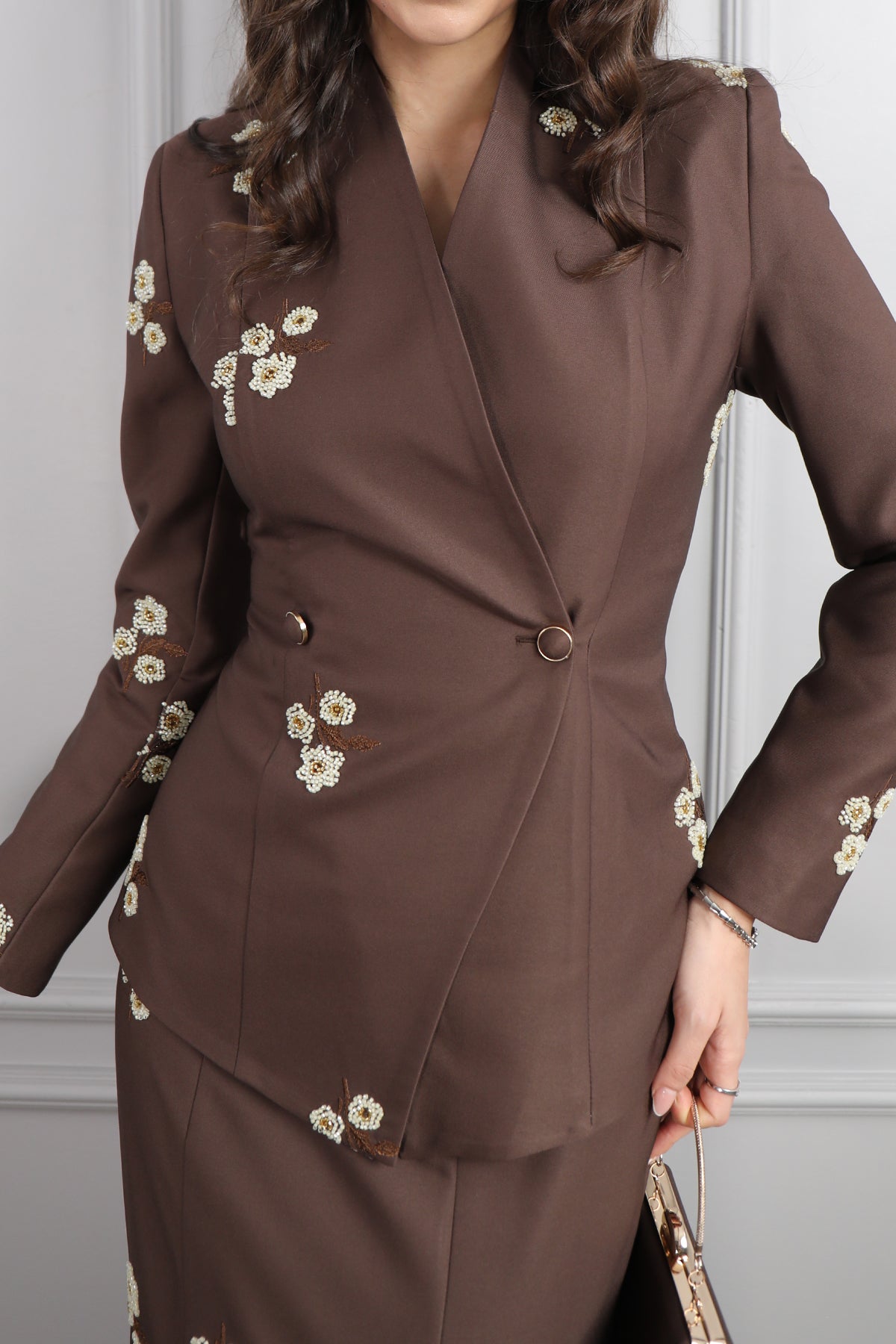 طقم تنورة بتطريزات خرزية واكسسوار حقيبة -بني