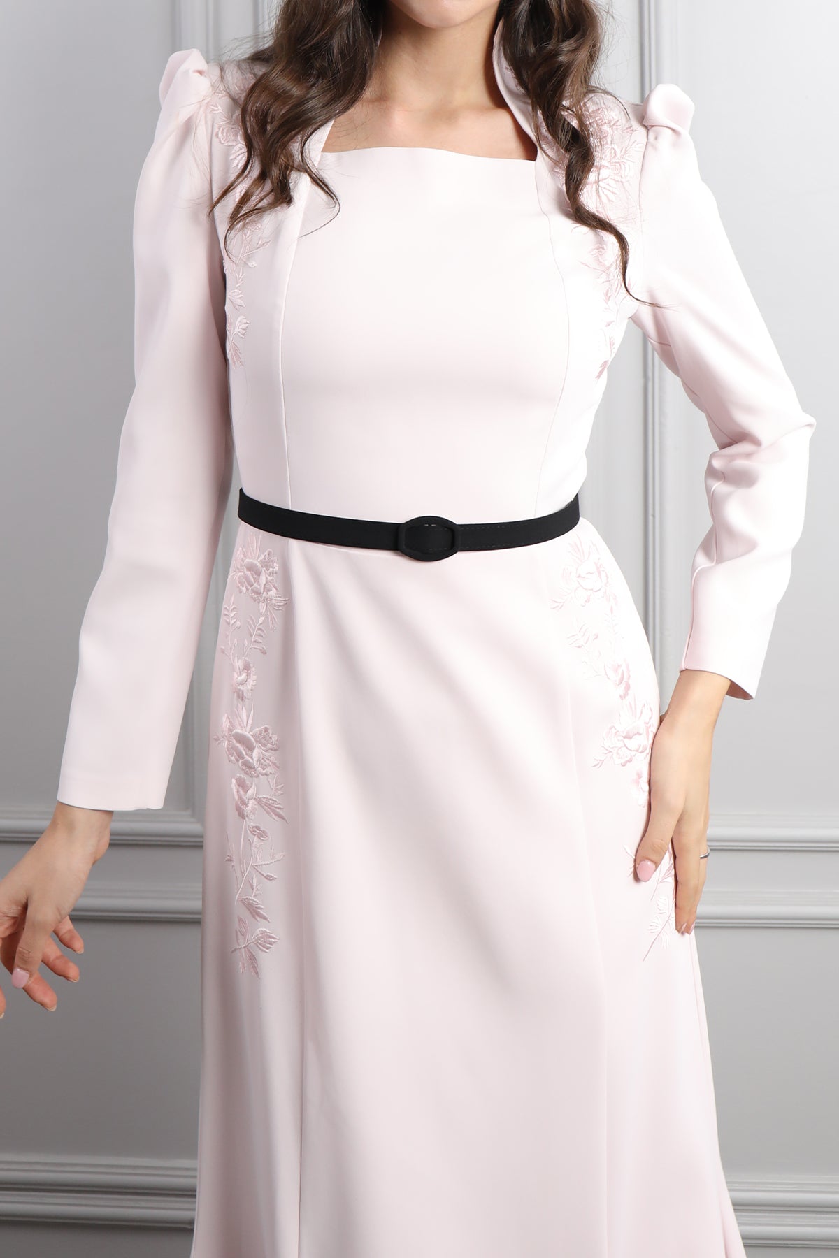 فستان بياقة مربعة بتطريزات عالاكتاف مع حزام اسود وزينة عالشعر -بمبي