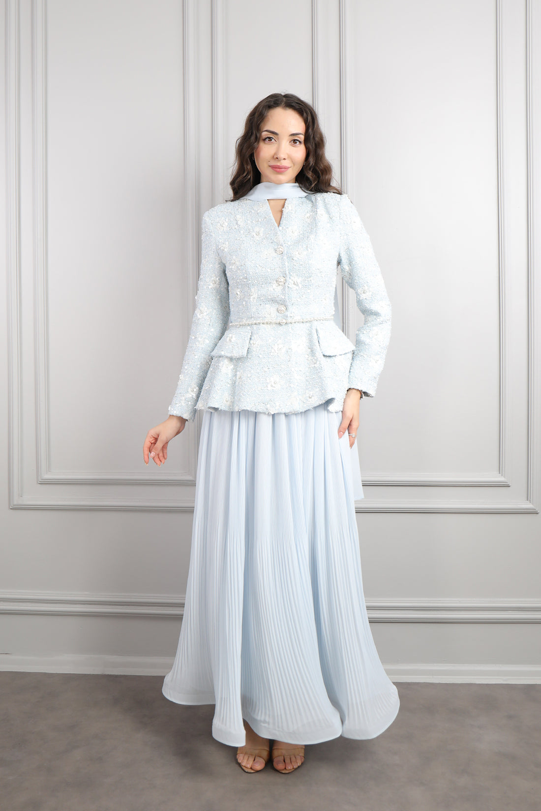 طقم تنورة وجاكيت لامع بحزام لؤلؤي ووشاح -ازرق