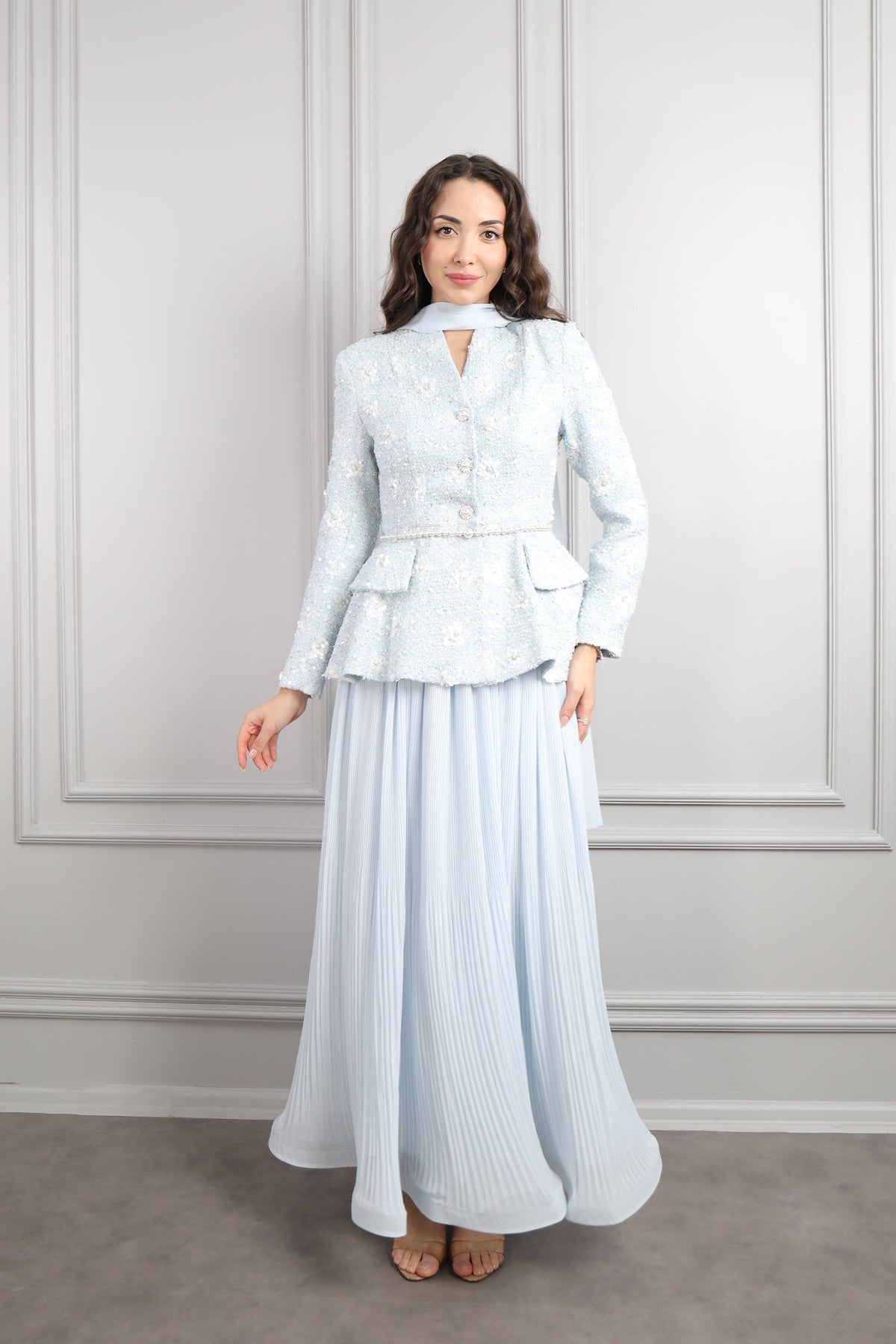 طقم تنورة وجاكيت لامع بحزام لؤلؤي ووشاح -ازرق