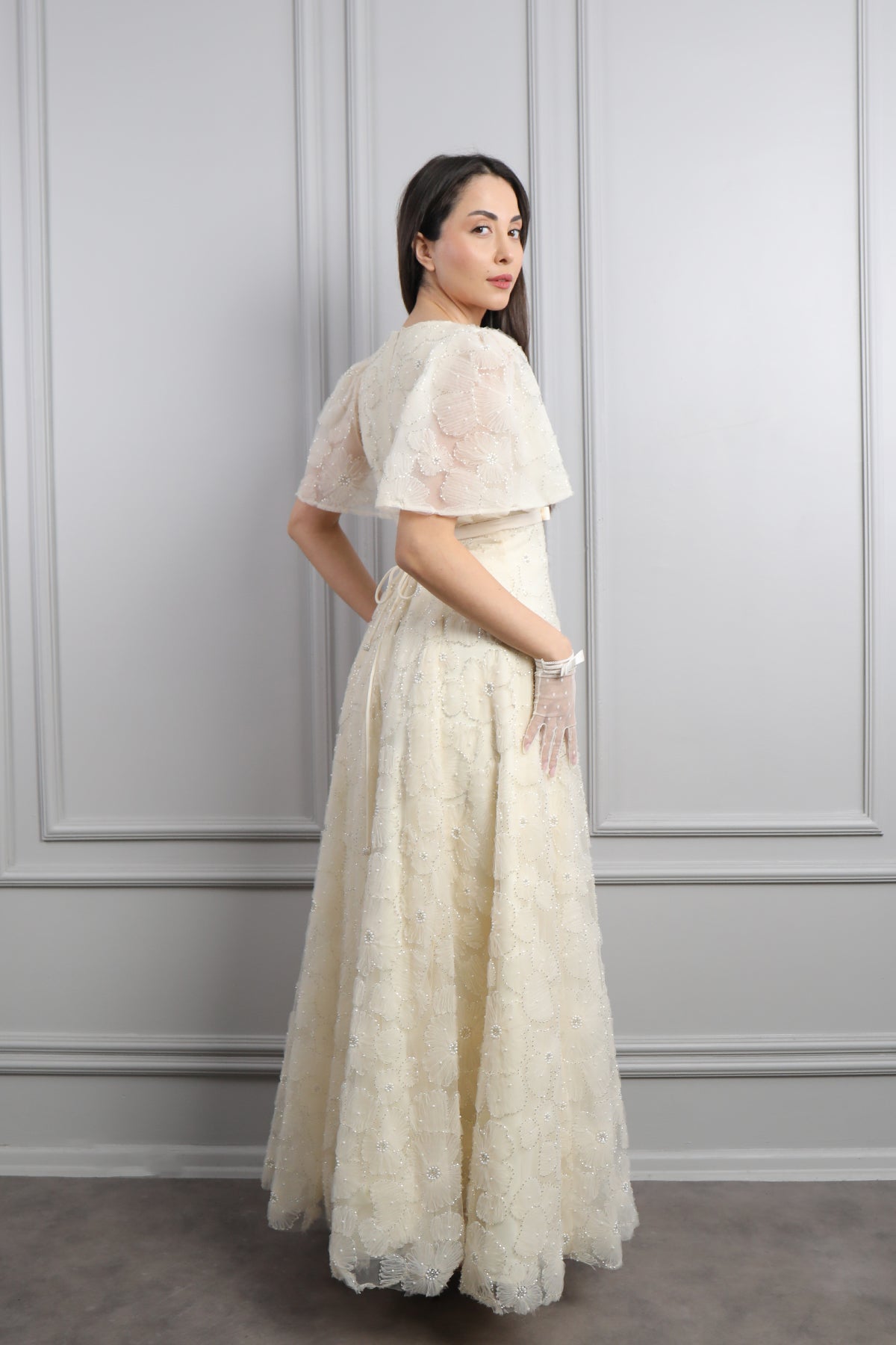 فستان ورود بياقة مربعة واكمام واسعة مع حزام واكسسوار قفازات -سكري