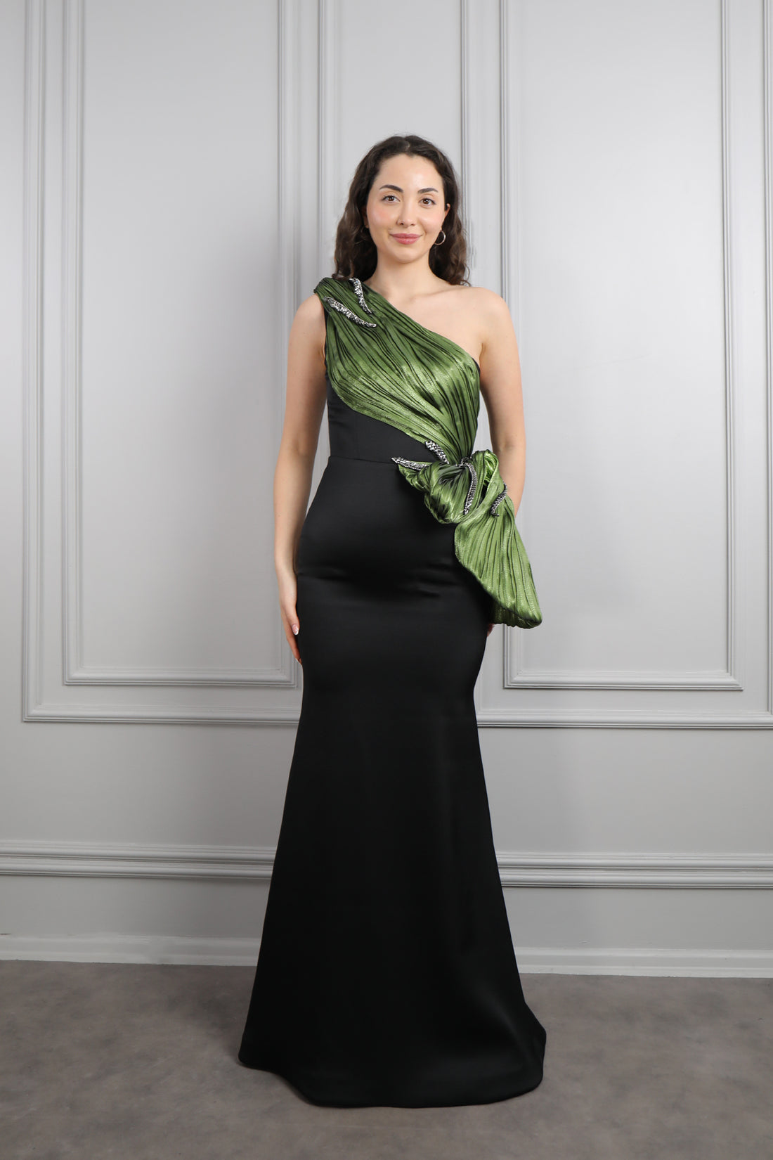 فستان سهرة بقصّة السمكة مكشوف الكتف ومزين بتفاصيل مموجة وكريستالات -اخضر