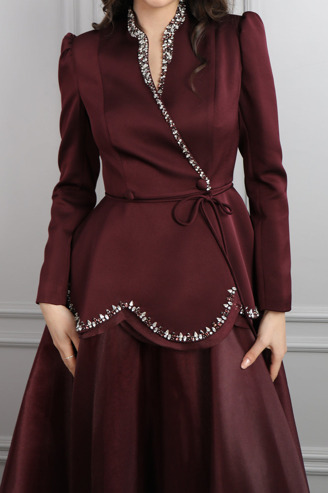 طقم تنورة وجاكيت مزين بتطريوات كريستالية -عودي