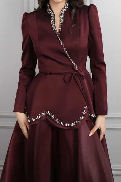 طقم تنورة وجاكيت مزين بتطريوات كريستالية -عودي