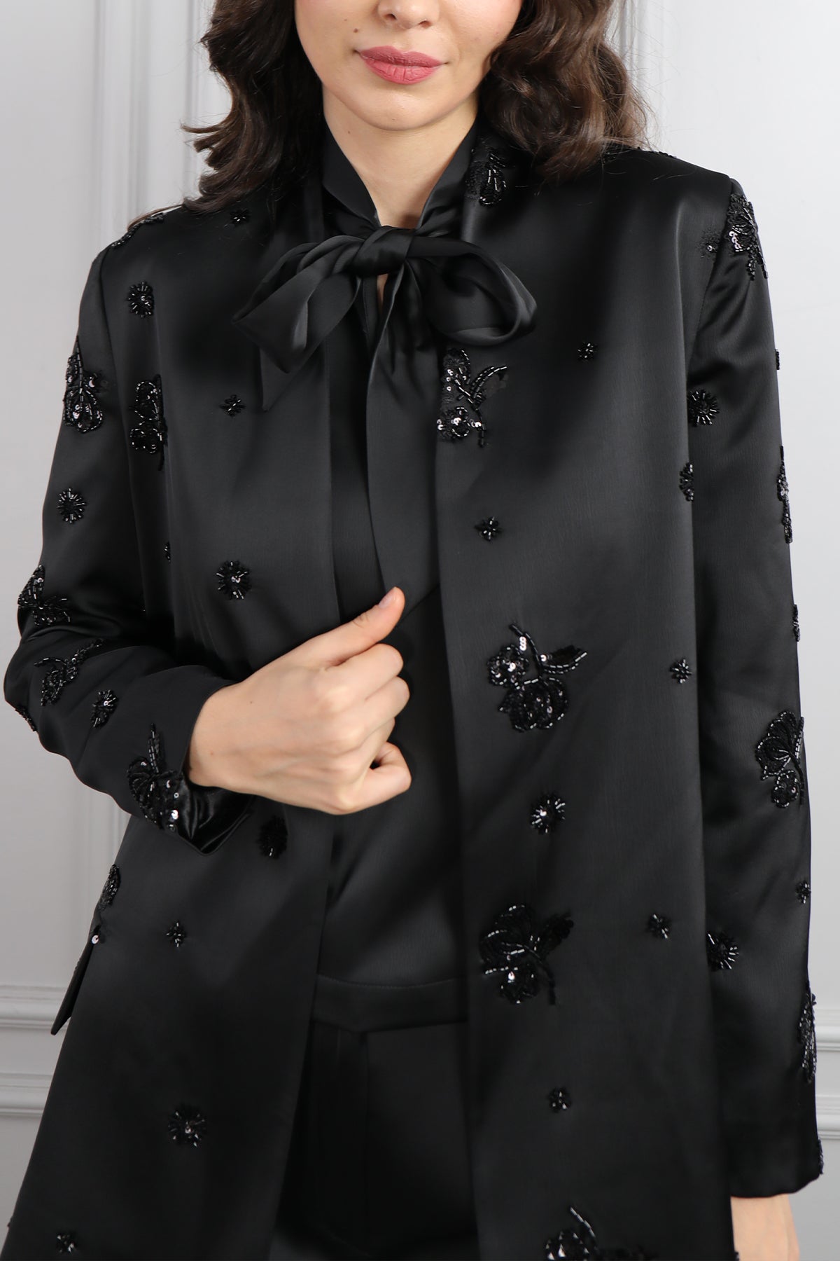 طقم ساتان ثلاثي بنطال وبلوزة بتطريزات خرزية -اسود