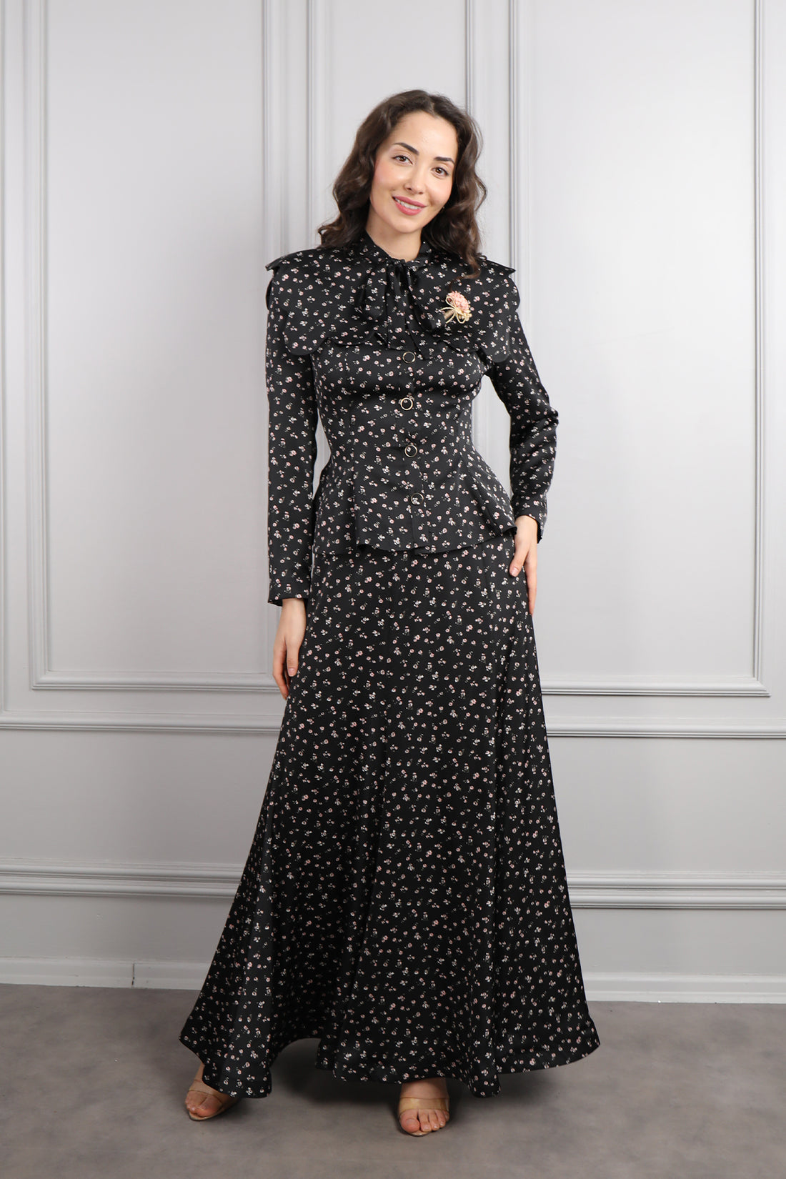 طقم تنورة وبلوزة ساتان مزخرف ورود بياقة تنربط -اسود