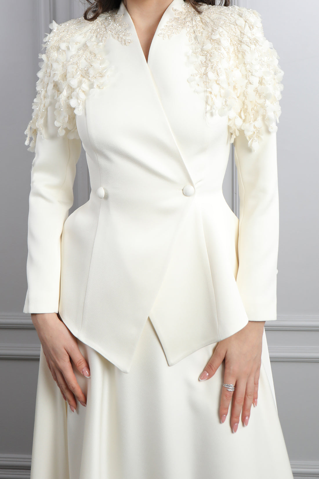 طقم تنورة ساتان وجاكيت مزين بورود عالاكتاف  -سكري