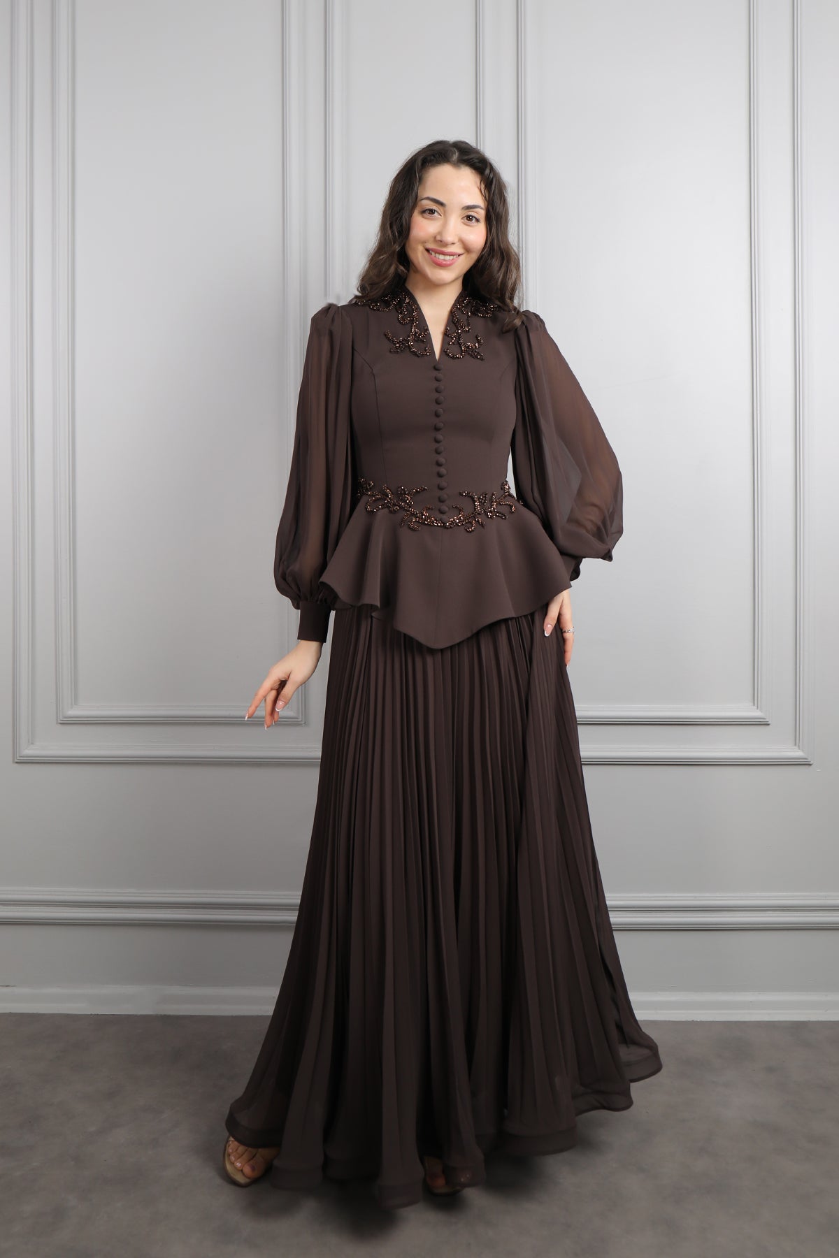 طقم تنورة بتكسيرات وتوب مزين بازرار وتطريزات خرزية -بني