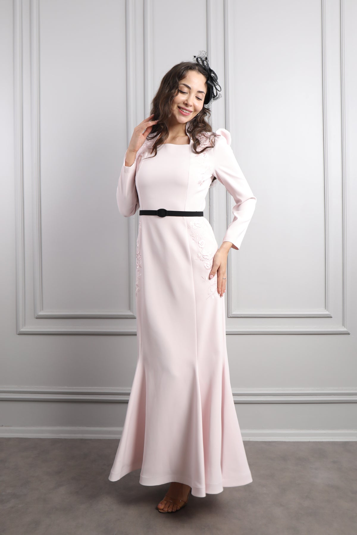 فستان بياقة مربعة بتطريزات عالاكتاف مع حزام اسود وزينة عالشعر -بمبي