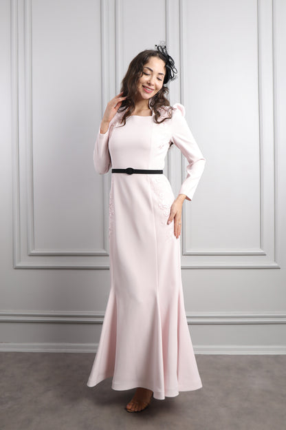 فستان بياقة مربعة بتطريزات عالاكتاف مع حزام اسود وزينة عالشعر -بمبي