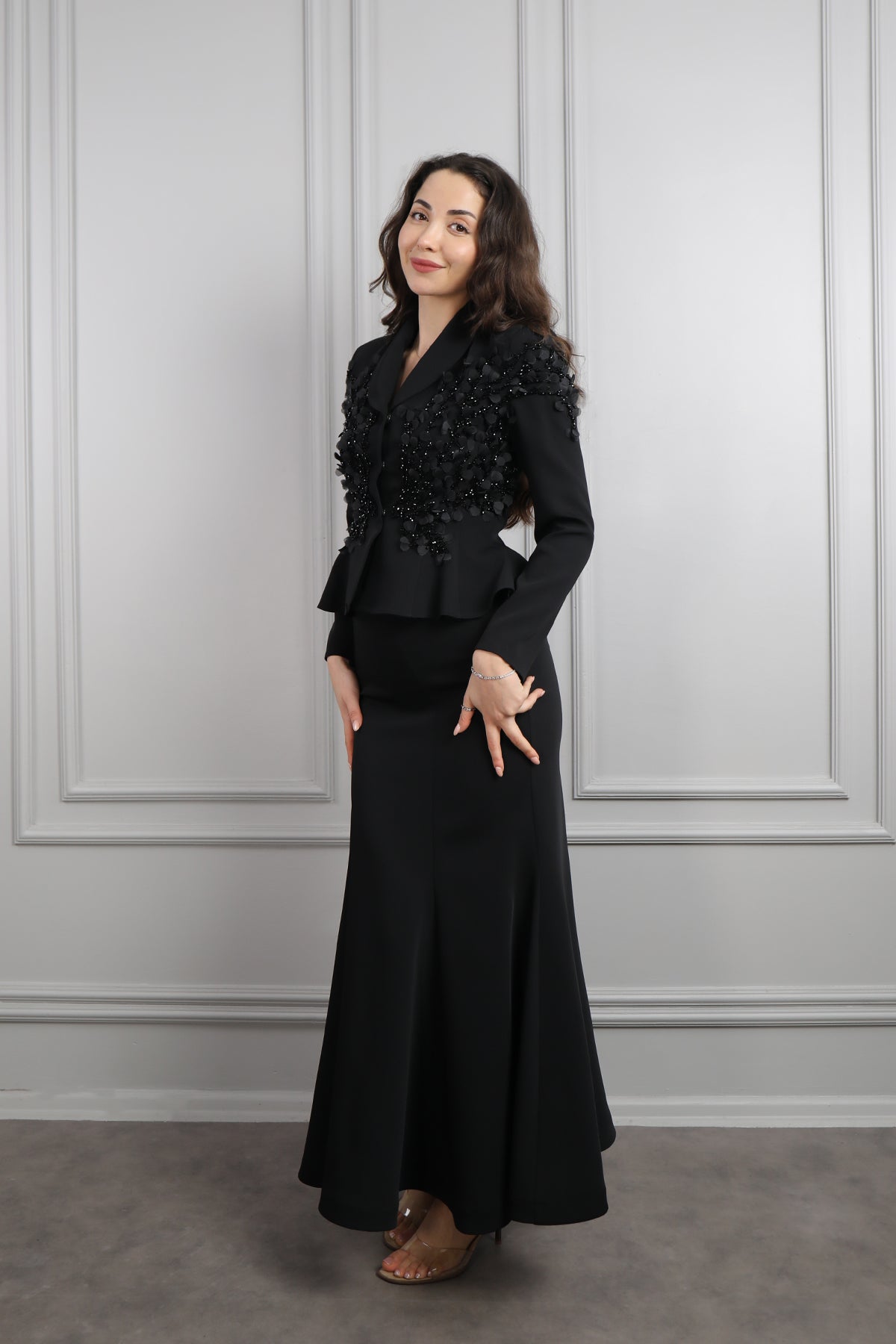 طقم تنورة وجاكيت مزين بتفاصيل ورود -اسود