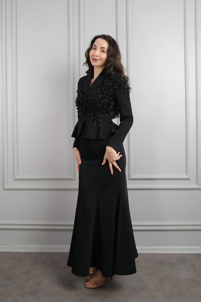 طقم تنورة وجاكيت مزين بتفاصيل ورود -اسود