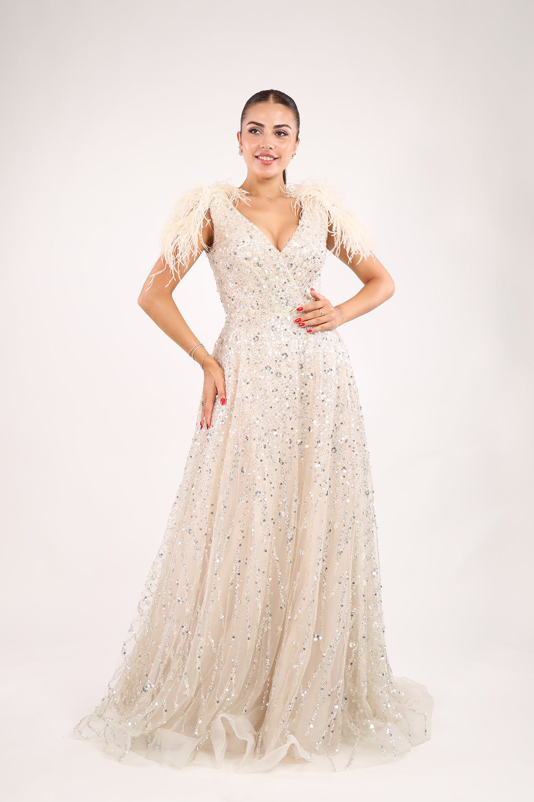 فستان سهرة بتفاصيل ريش عالكتف ومزين بالترتر مقاس كبير من "المجموعة الخاصة" -بيج