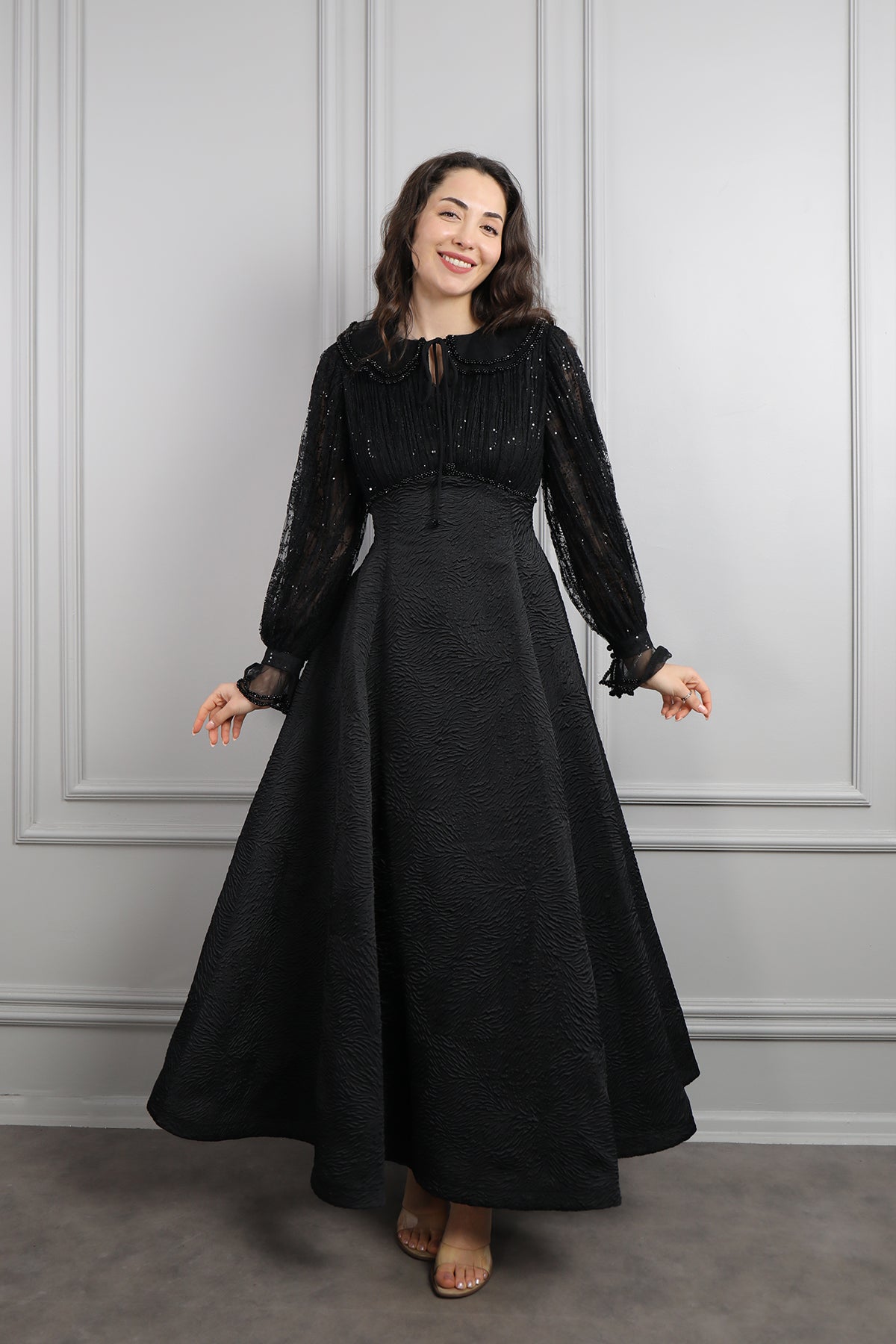 فستان بتفاصيل دانتيل وياقة اطفال بتطريزات خرزية -اسود