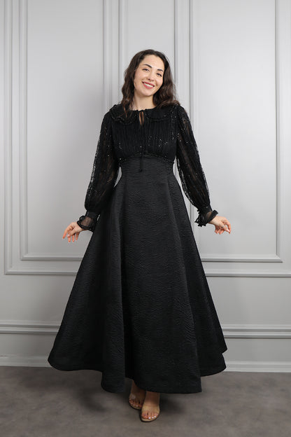 فستان بتفاصيل دانتيل وياقة اطفال بتطريزات خرزية -اسود