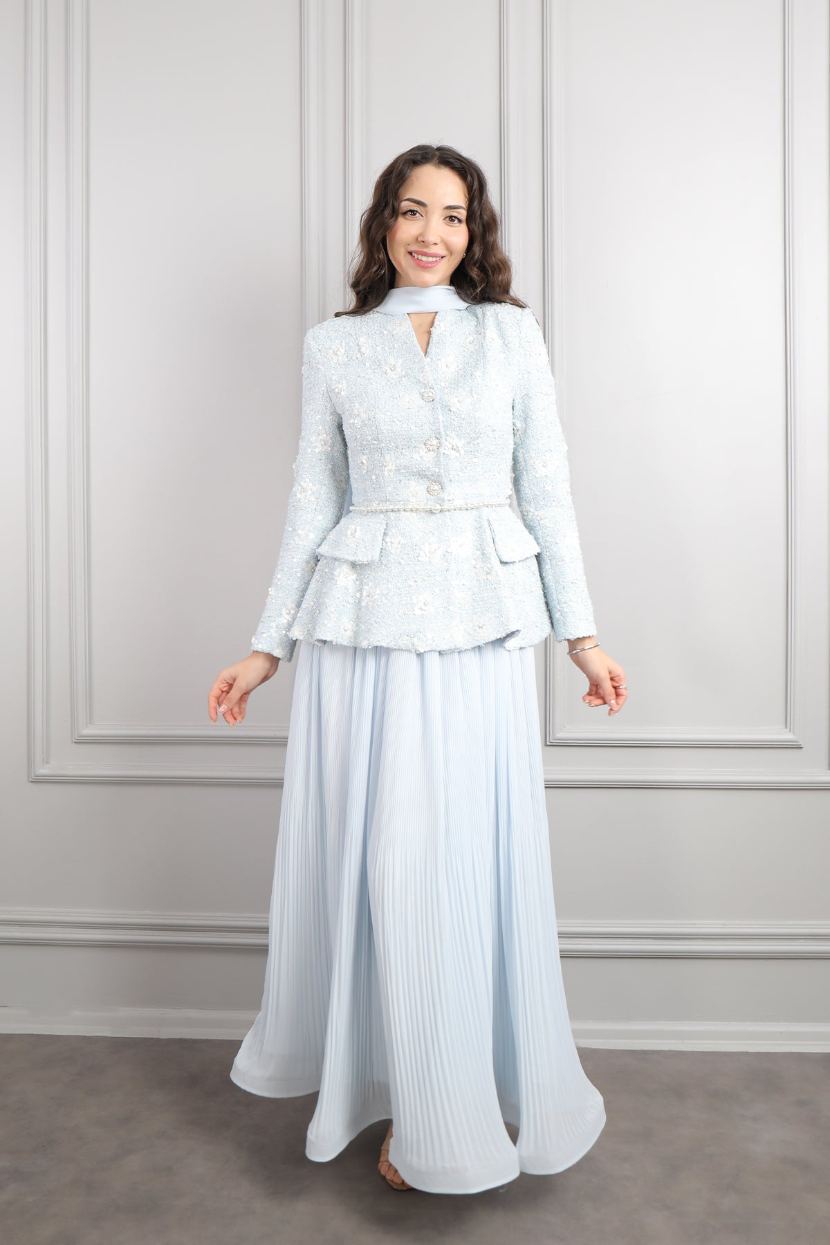 طقم تنورة وجاكيت لامع بحزام لؤلؤي ووشاح -ازرق