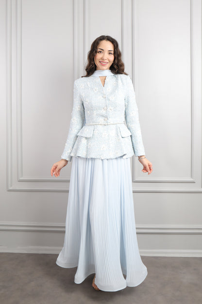 طقم تنورة وجاكيت لامع بحزام لؤلؤي ووشاح -ازرق