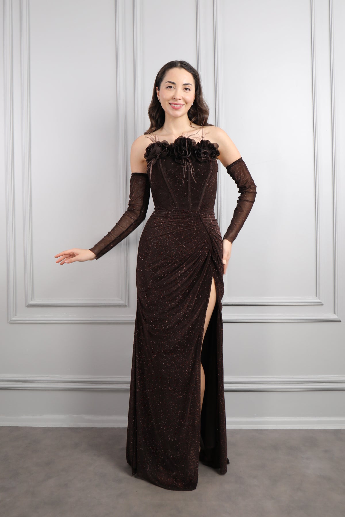 فستان سهرة لامع بتصميم سترابلس مزين بالورود مع اكمام متحركة -بني