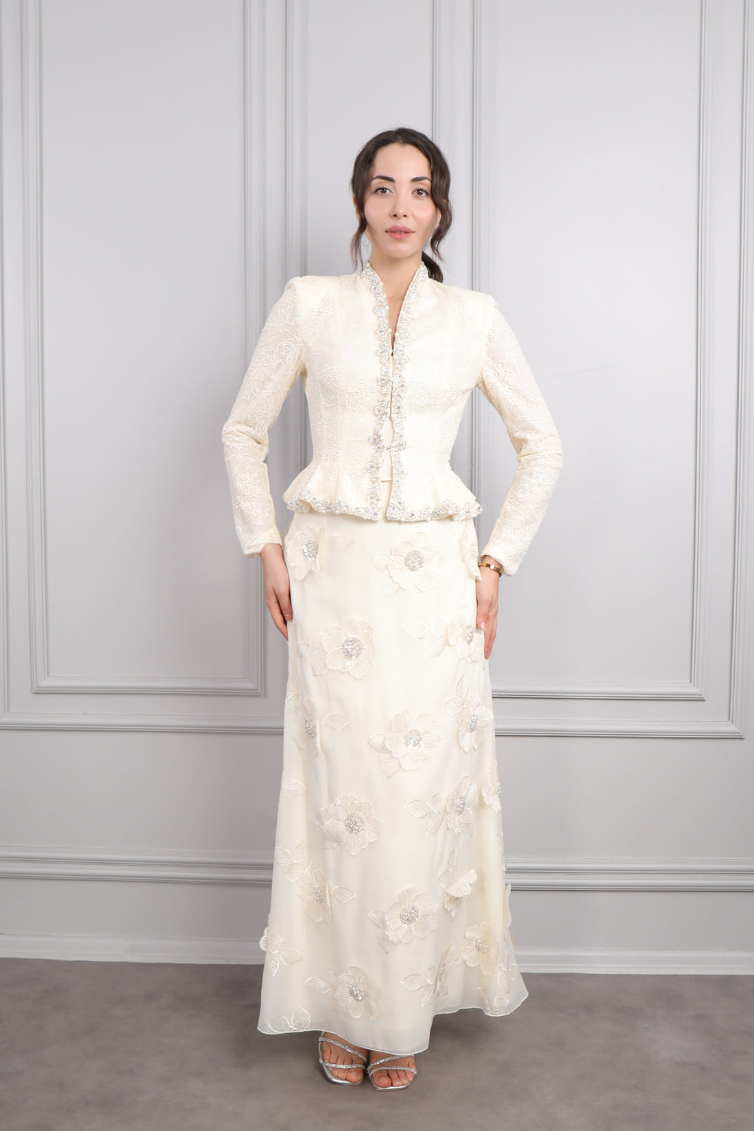 طقم تنورة مزينة بالورود وجاكيت مرصع بالكريستالات -بيج