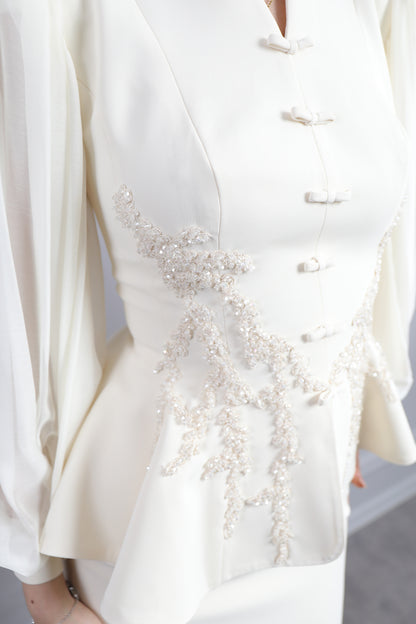 طقم تنورة بتصميم سمكي وجاكيت مزين بالخرز -سكري