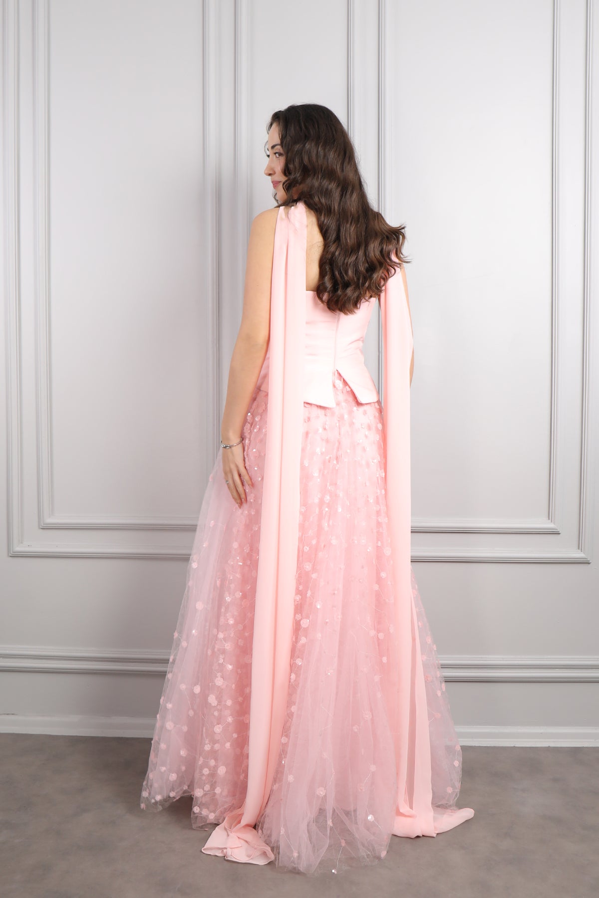 فستان سهرة سترابلس بتنورة تول وشال طويل -بمبي