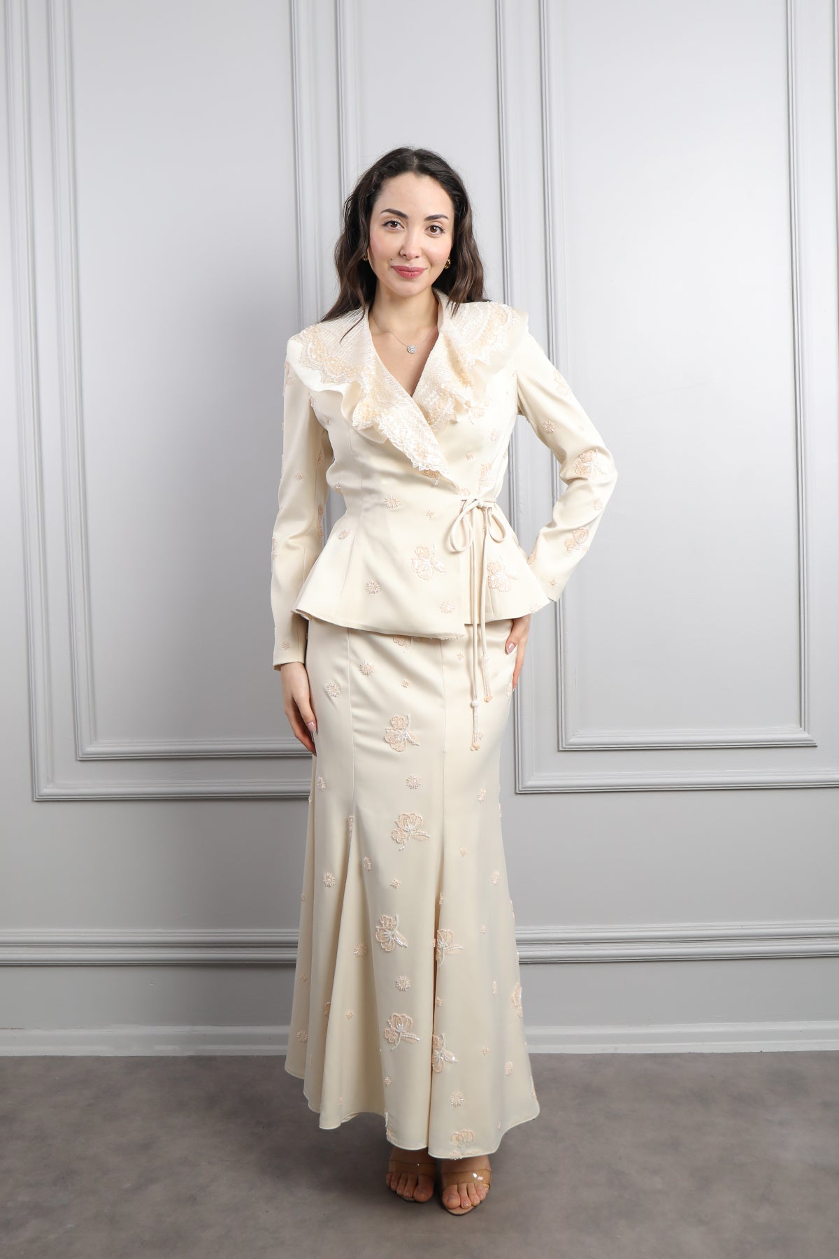 طقم تنورة وتوب رسمي مزين بتطريزات لؤلؤية وتفاصيل كشكشة عالياقة-سكري