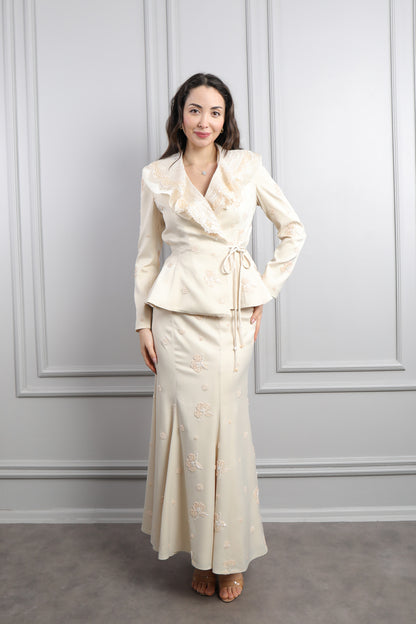 طقم تنورة وتوب رسمي مزين بتطريزات لؤلؤية وتفاصيل كشكشة عالياقة-سكري