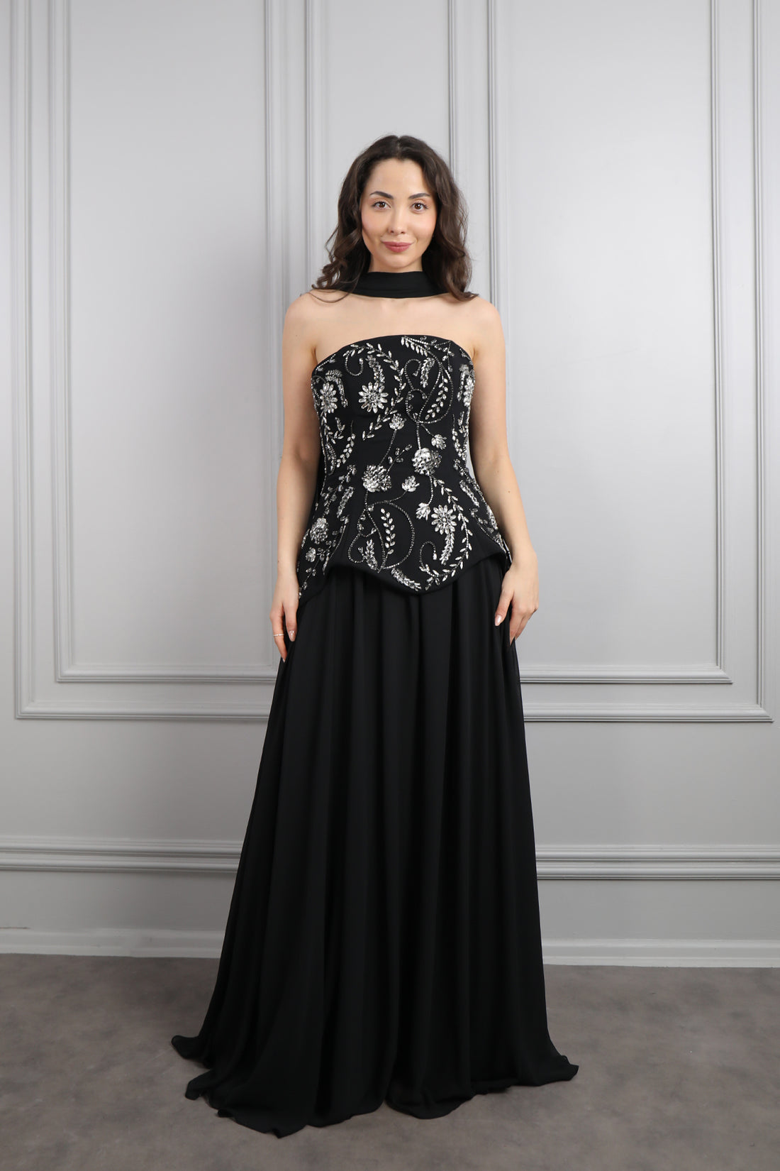 فستان سهرة شيفون بتوب سترابلس مزين بكريستالات ورود مع شال -اسود