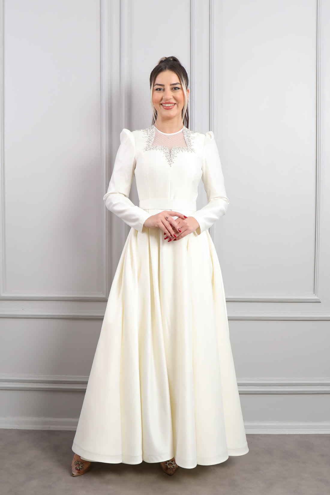 فستان بياقة شفافة مطرز بالكريستالات وحزام على الخصر -سكري