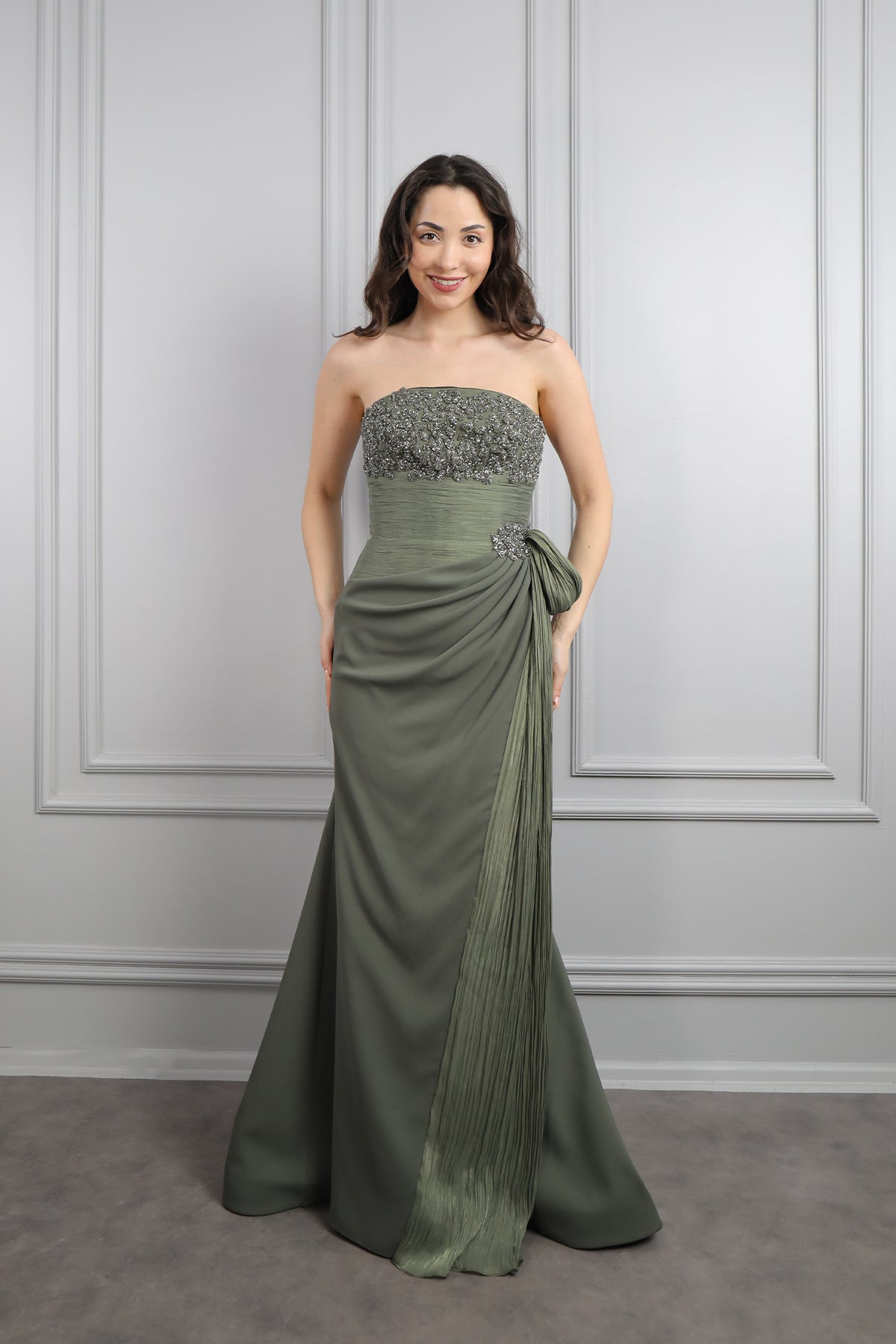 فستان سهرة سترابلس مطرز بالخرز وتفصيل ذيل من الخصر -زيتي