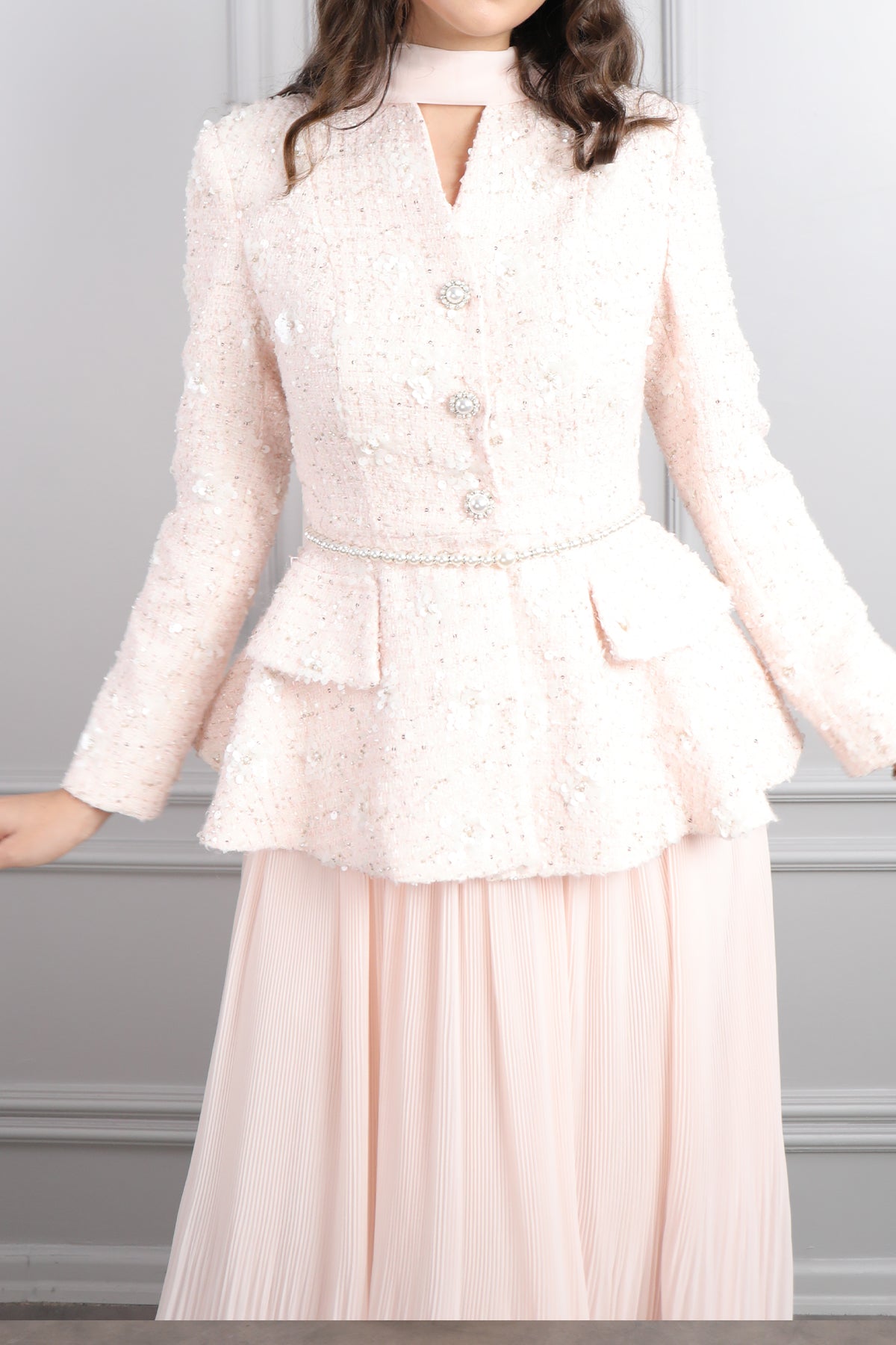 طقم تنورة وجاكيت لامع بحزام لؤلؤي ووشاح -بمبي