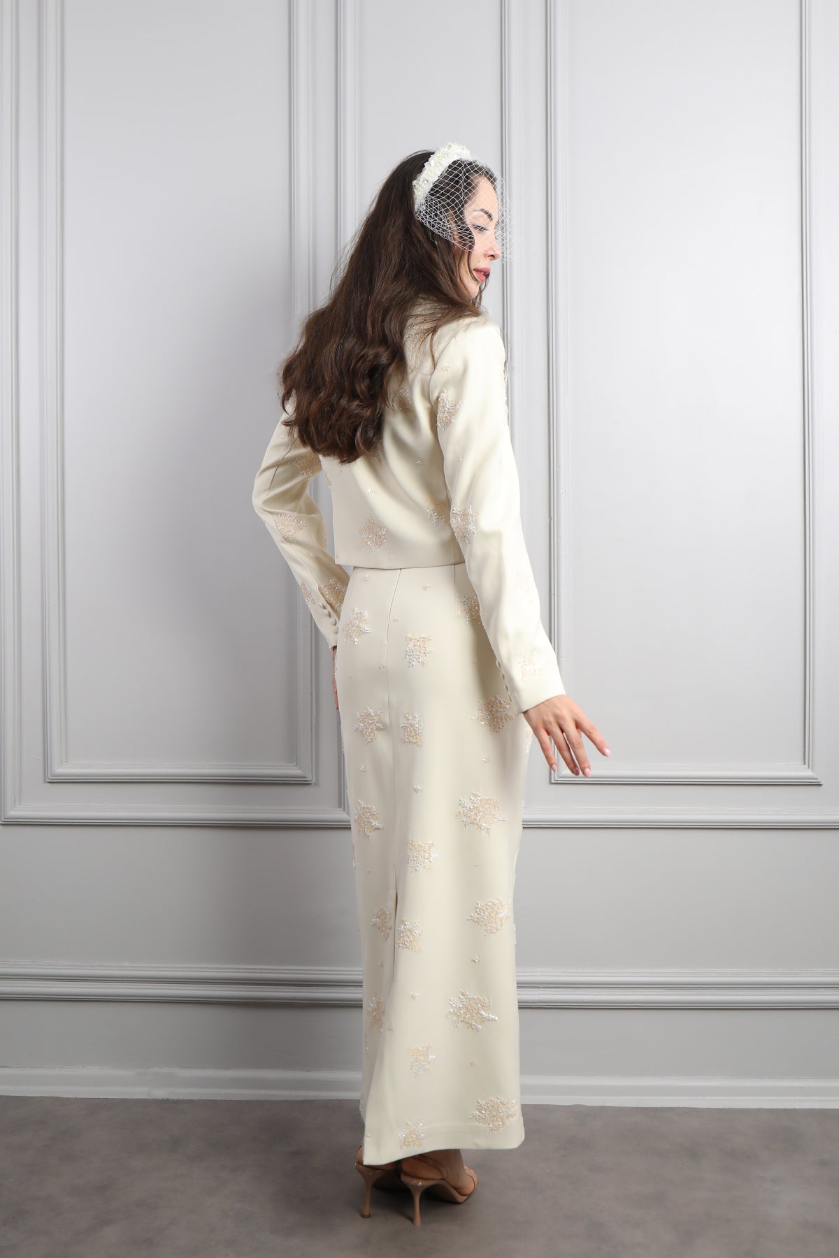 طقم تنورة وجاكيت بتطريزات خرزية واكسسوار عالشعر -بيج