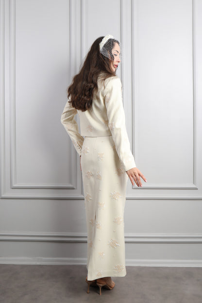 طقم تنورة وجاكيت بتطريزات خرزية واكسسوار عالشعر -بيج